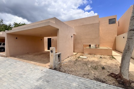 Casa en venta en el norte de Mérida Cholul de 3 recámaras con estudio